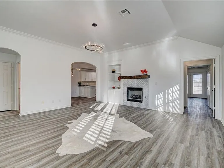 300 Glen Dr — Photo 13