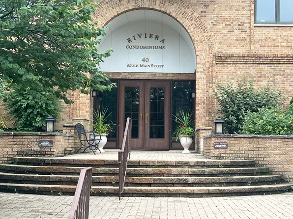 40 S Main St APT 2C, Glen Ellyn, IL 60137
