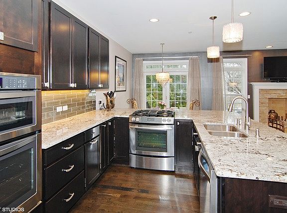 3rd image of 1023 Hickory Dr