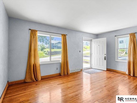 5th image of 3622 Vinton St