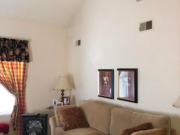 5th image of 10 Sutton Dr #202