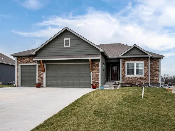 2700 Meadow Brook Ct, Tonganoxie, KS 66086