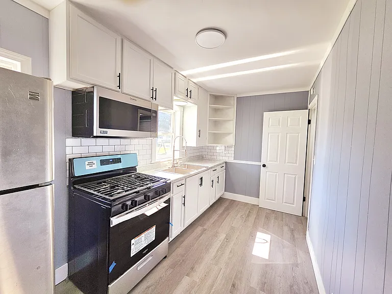 240 Adamson St — Photo 9