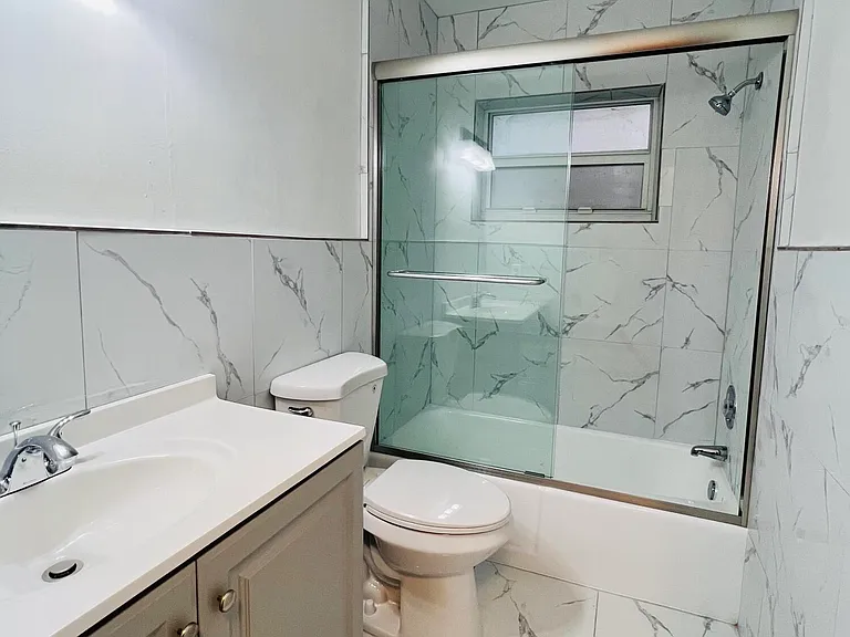 2404 NE 33rd Ave #12 — Photo 7