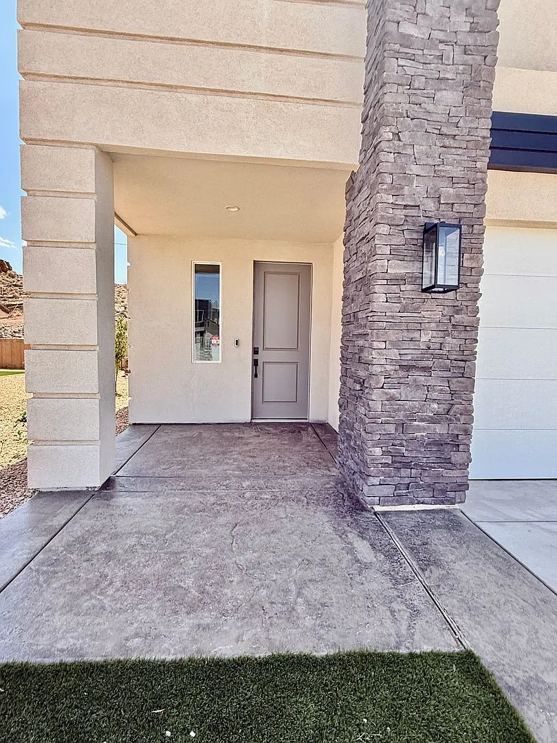 Newer Four Bedroom Townhome in Desert Canyon — Photo 3