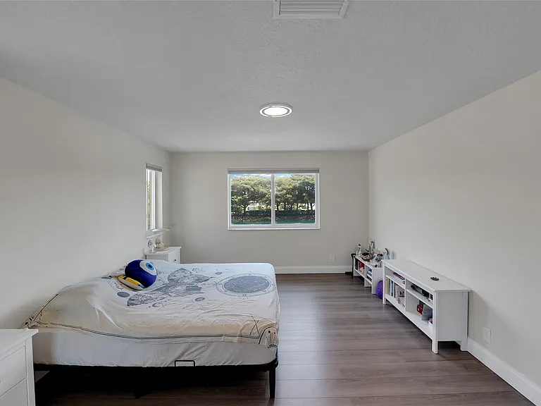 1070 Bluewood Ter — Photo 28