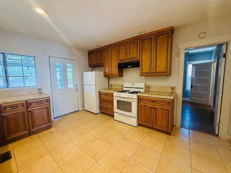 320 W 19th St — Photo 13
