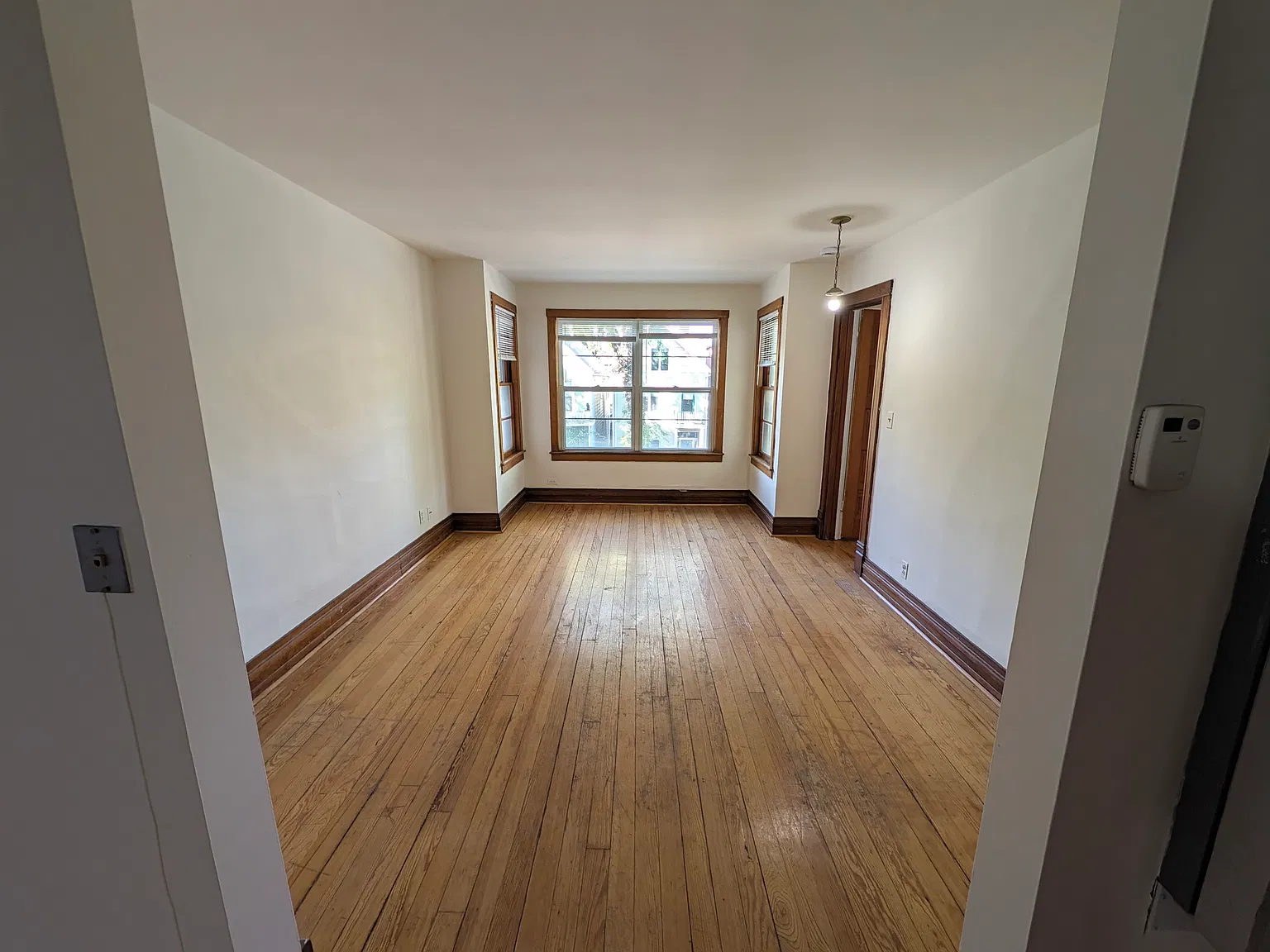 3 bed, 1000 sqft, $2,300 — Photo 2