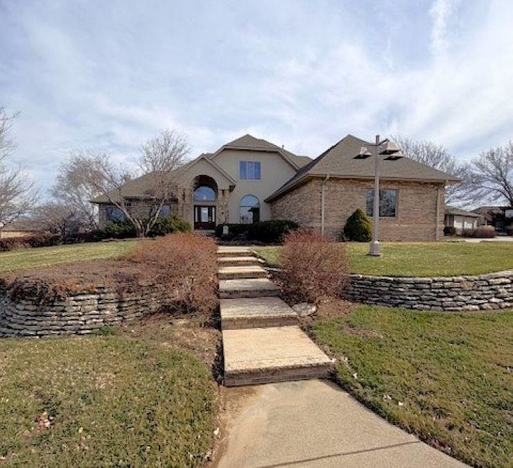 1st image of 401 S Country Estates Dr
