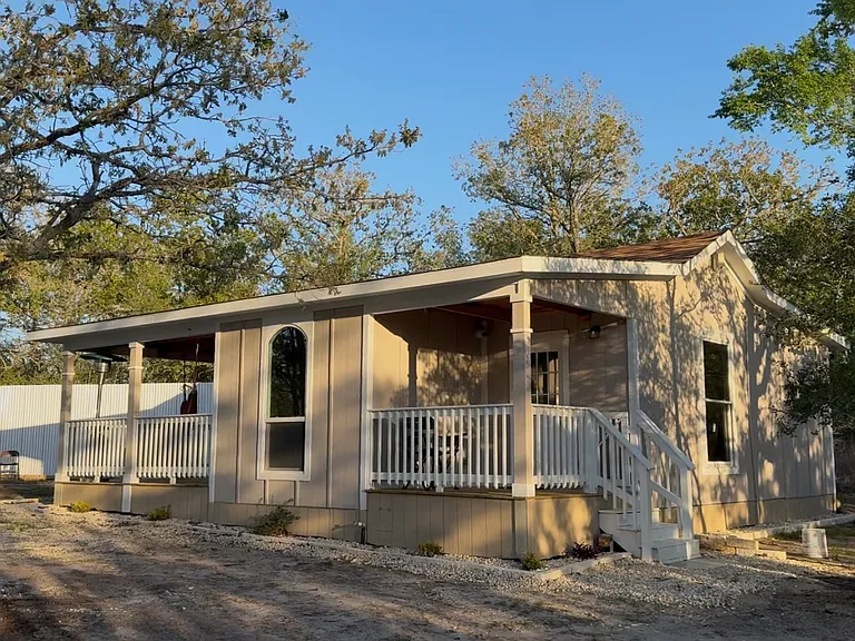 802 Lakeview Ln — Photo 2
