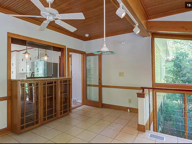 1st Floor Dining Area