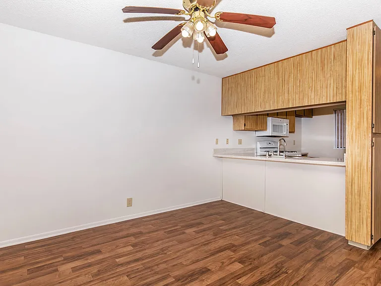 Huntington Lakes Apartments — Photo 13