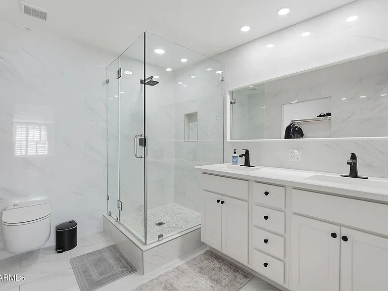 3041 E Elm St — Photo 32