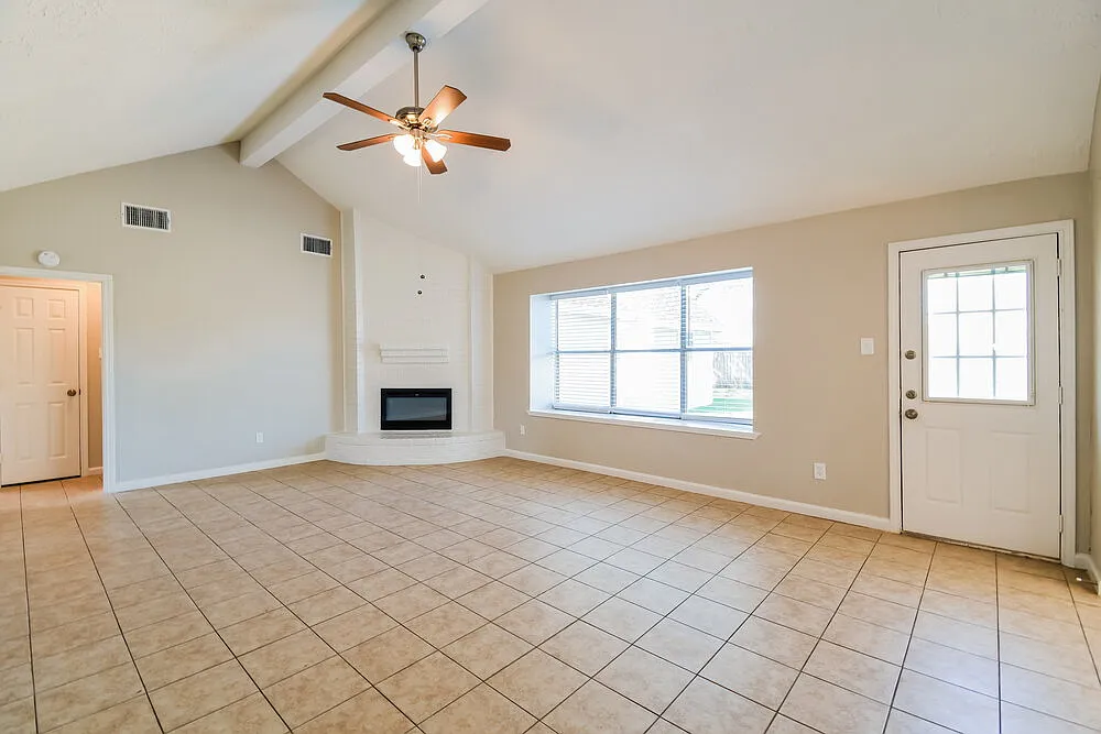 3 bed, 2.0 bath, 1492 sqft, $2,080 — Photo 4
