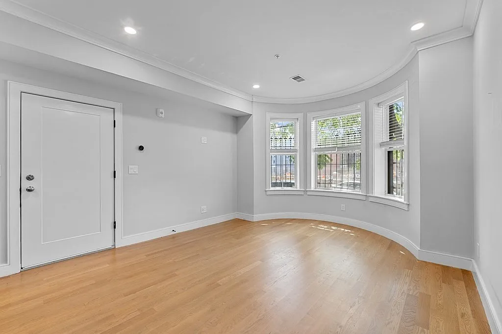2 bed, 695 sqft, $4,400 — Photo 1