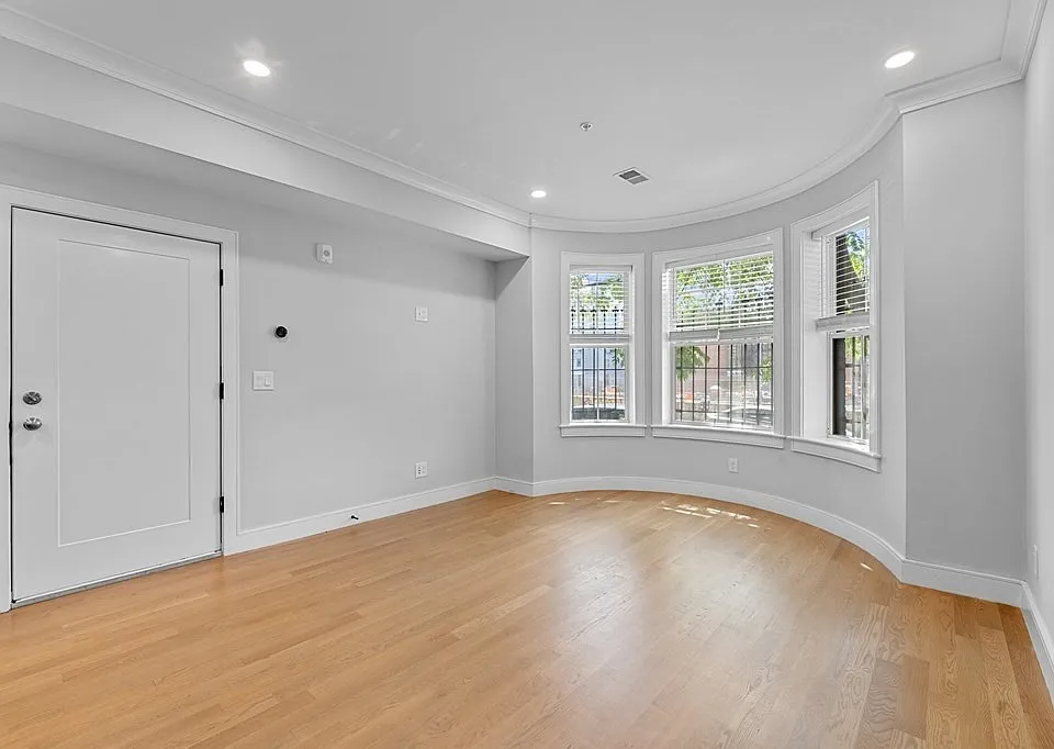 532 Newbury St #2