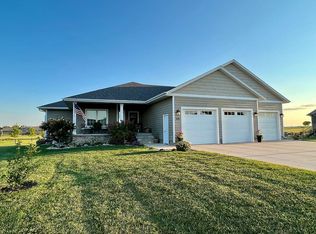 613 38th St, Spirit Lake, IA 51360