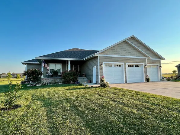 613 38th St, Spirit Lake, IA 51360