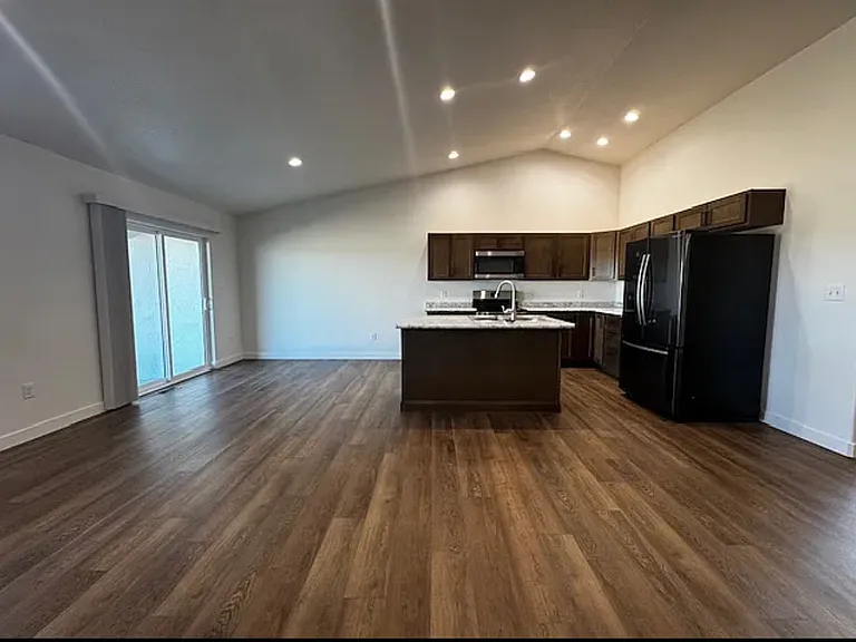 719 S Bellflower Dr — Photo 3