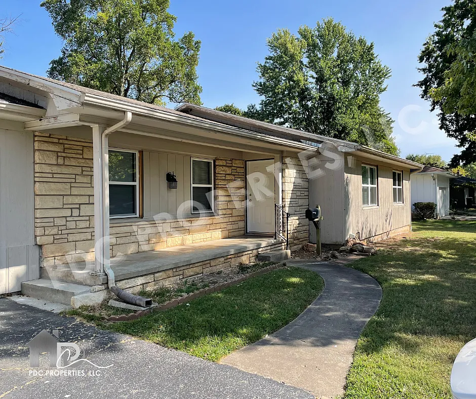 3 bed, 1.5 bath, 1600 sqft, $1,500 — Photo 2