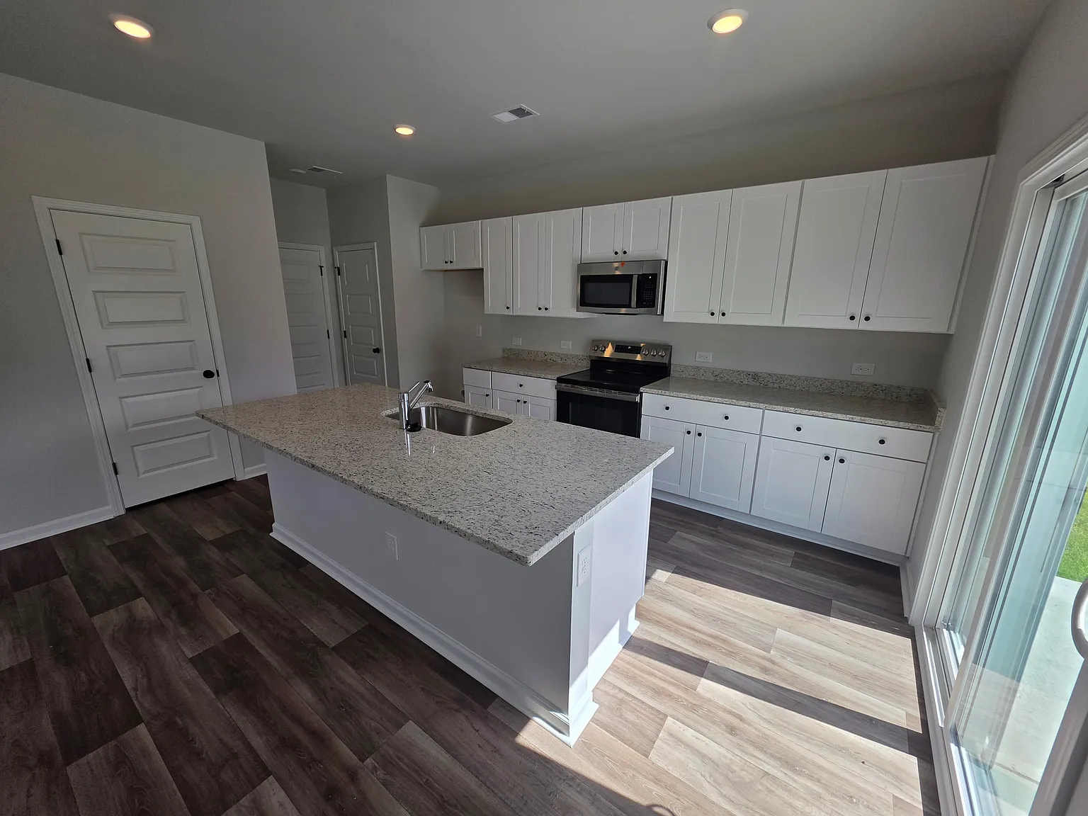3 bed, 2.5 bath, 1616 sqft, $2,100 — Photo 4