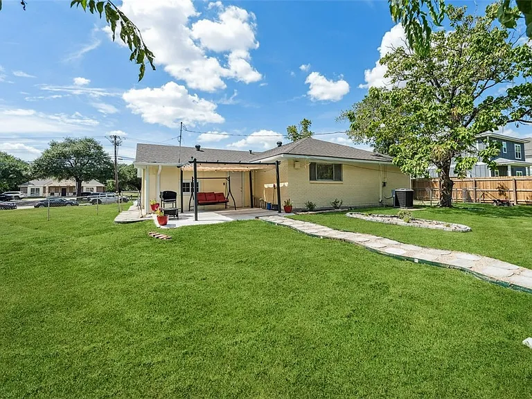 1004 Dominik Dr — Photo 23