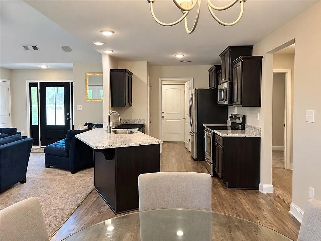 3 bed, 2.0 bath, 1422 sqft, $2,100 — Photo 3