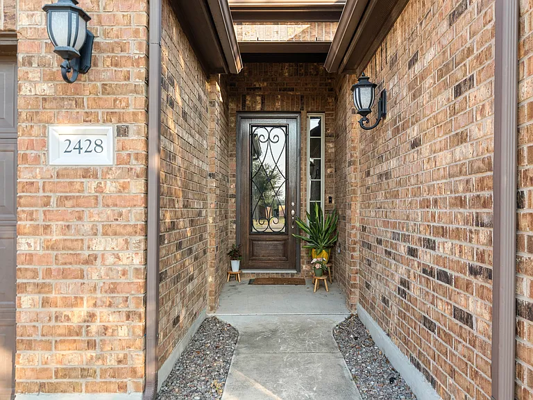 2428 Granite Hill Dr — Photo 4