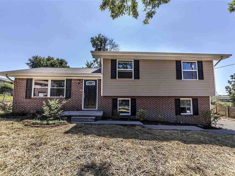 1st image of 2422 Twin Oaks Dr SE