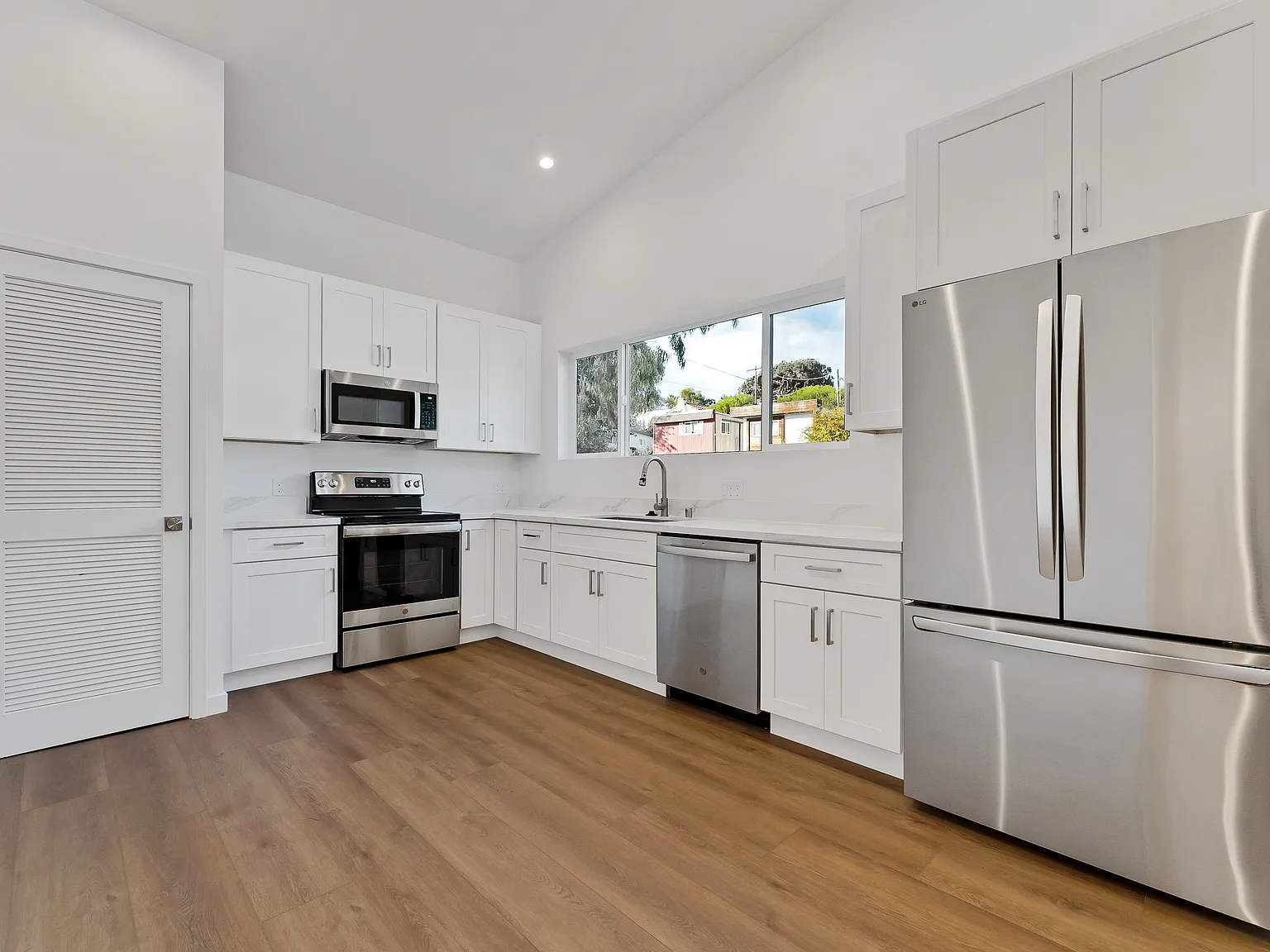 3377 A St — Photo 3