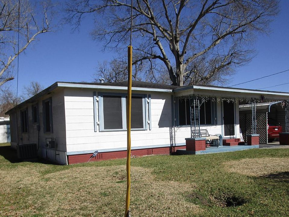 1st image of 1004 Versailles Cres