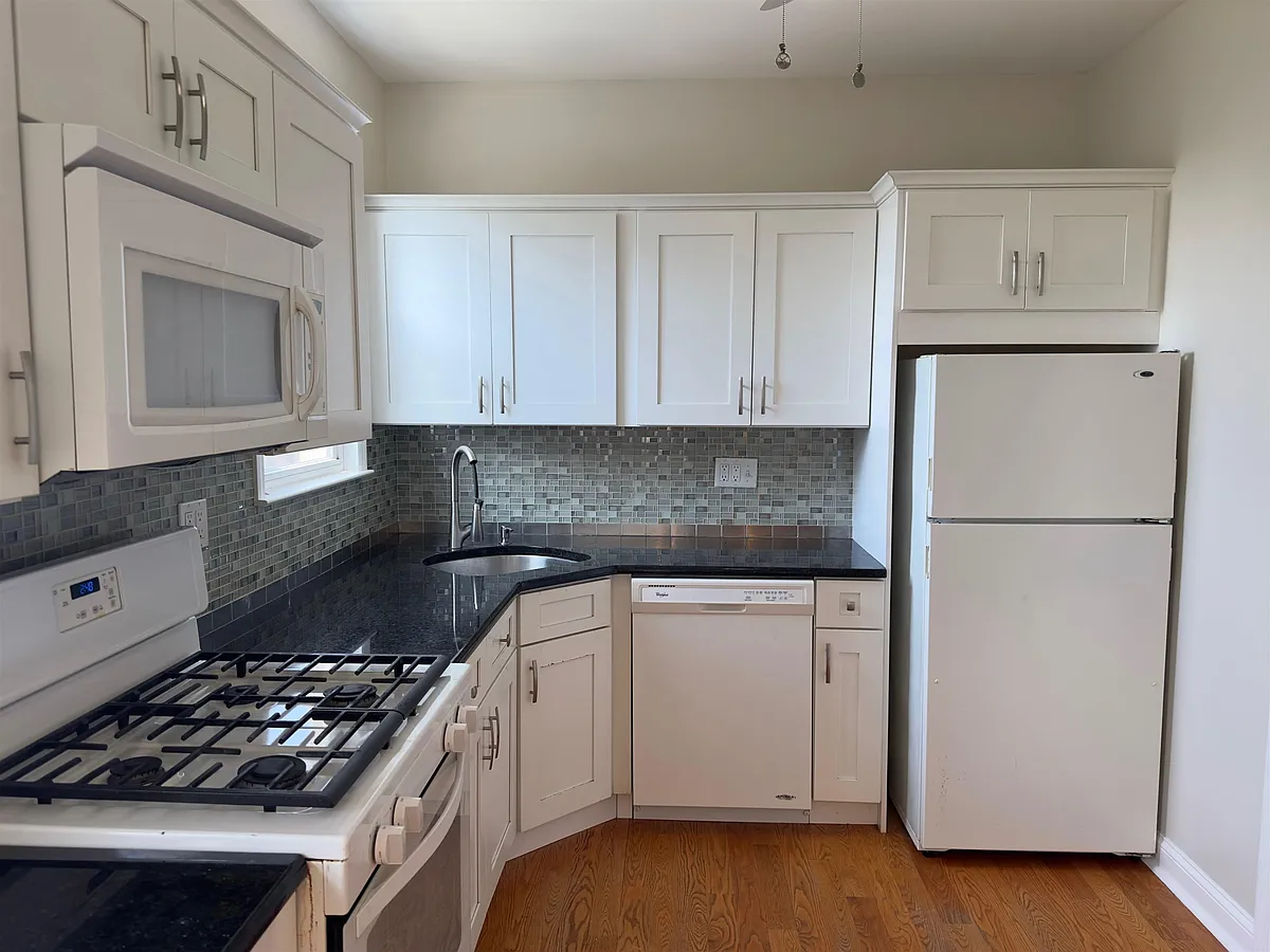 Building Photo - 9 Nesbitt St #2