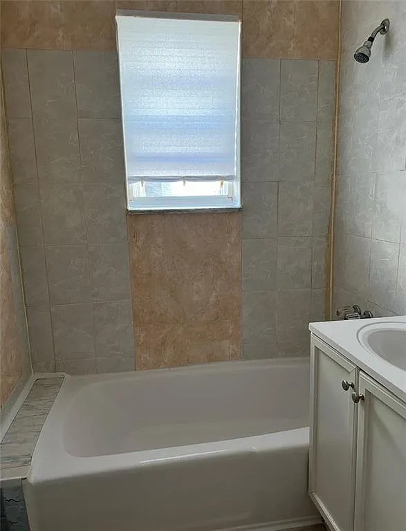 2 bed, 700 sqft, $2,400 — Photo 2