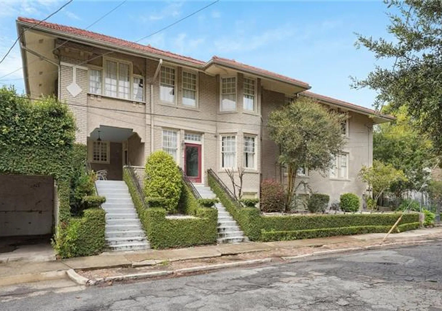 Elegant living in 3 beds, 2.5 baths. Steps to St. Charles! — Photo 1