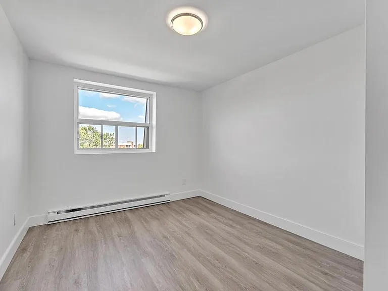 181 Queen Mary Rd — Photo 11