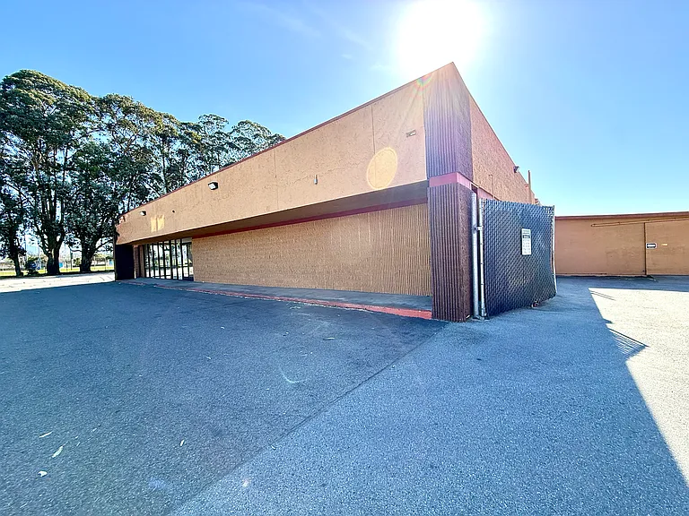 1135 N Main St — Photo 10