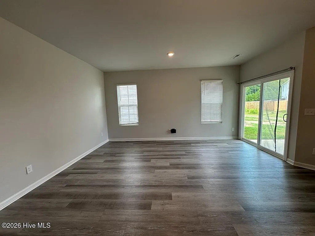 3 bed, 2.5 bath, 1622 sqft, $1,595 — Photo 3