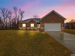38557 Mountain Ash Ct, Clinton Township, MI
