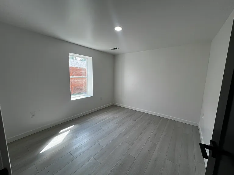 2363 S Decatur St #B — Photo 17