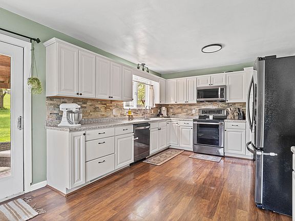 5th image of 138 Fredricka Ave