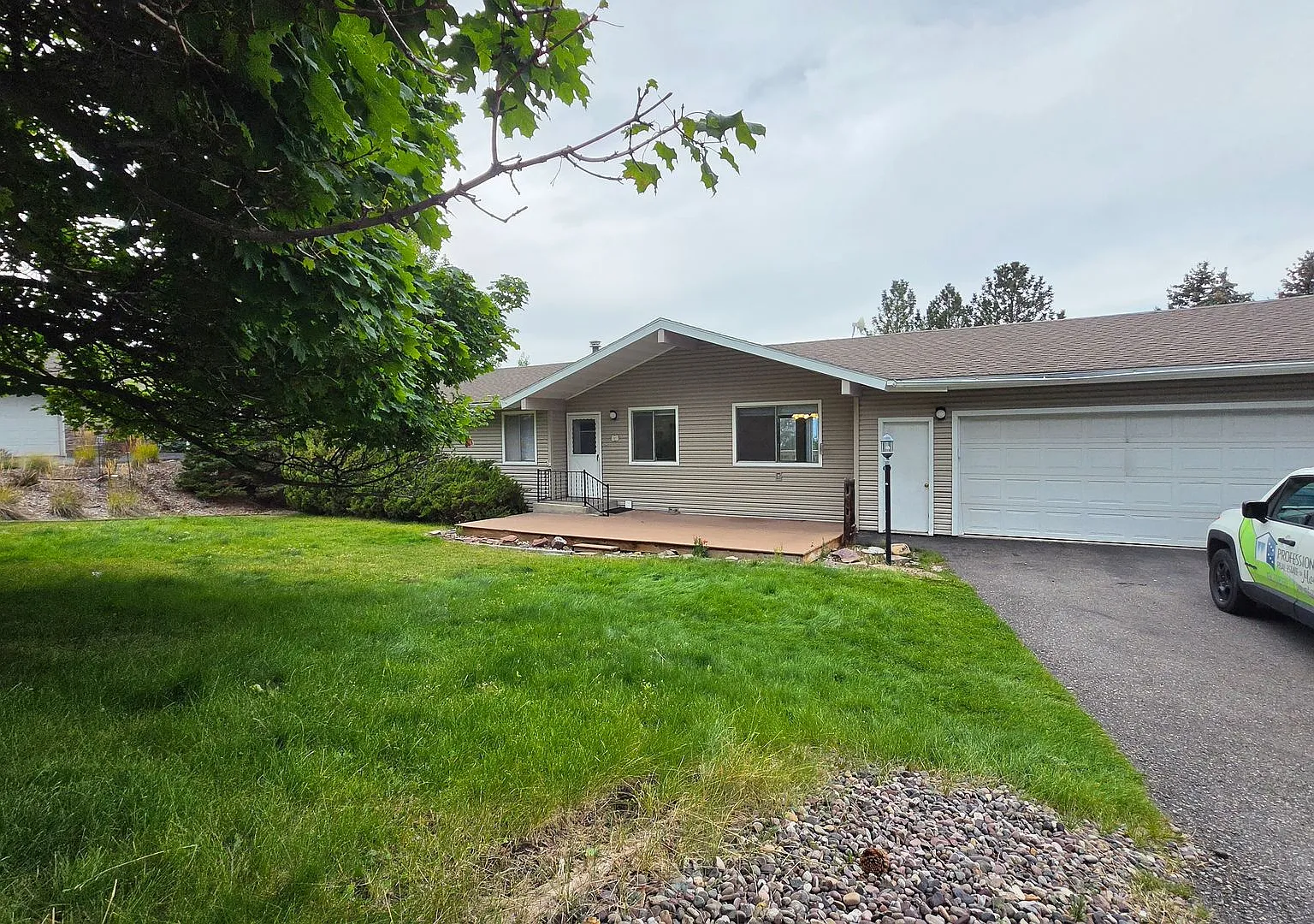 Beautiful Four Bedroom House with a Garage — Photo 1