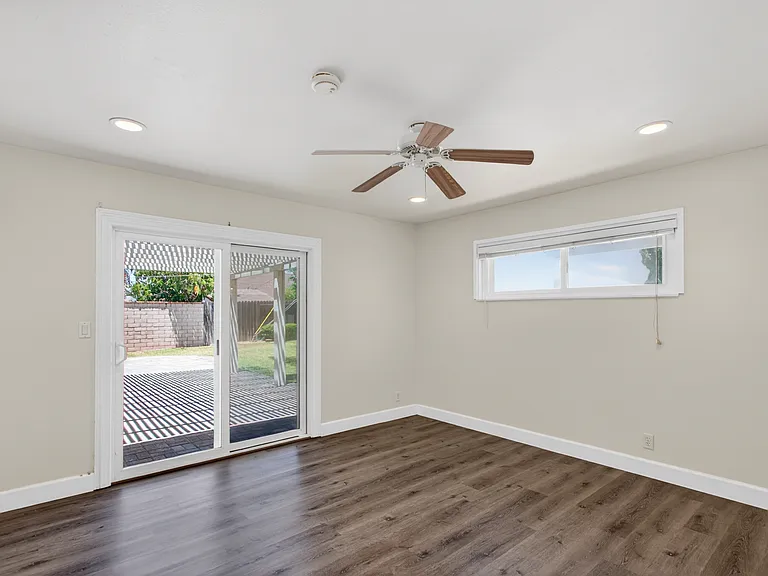 2940 Charles Ave — Photo 9
