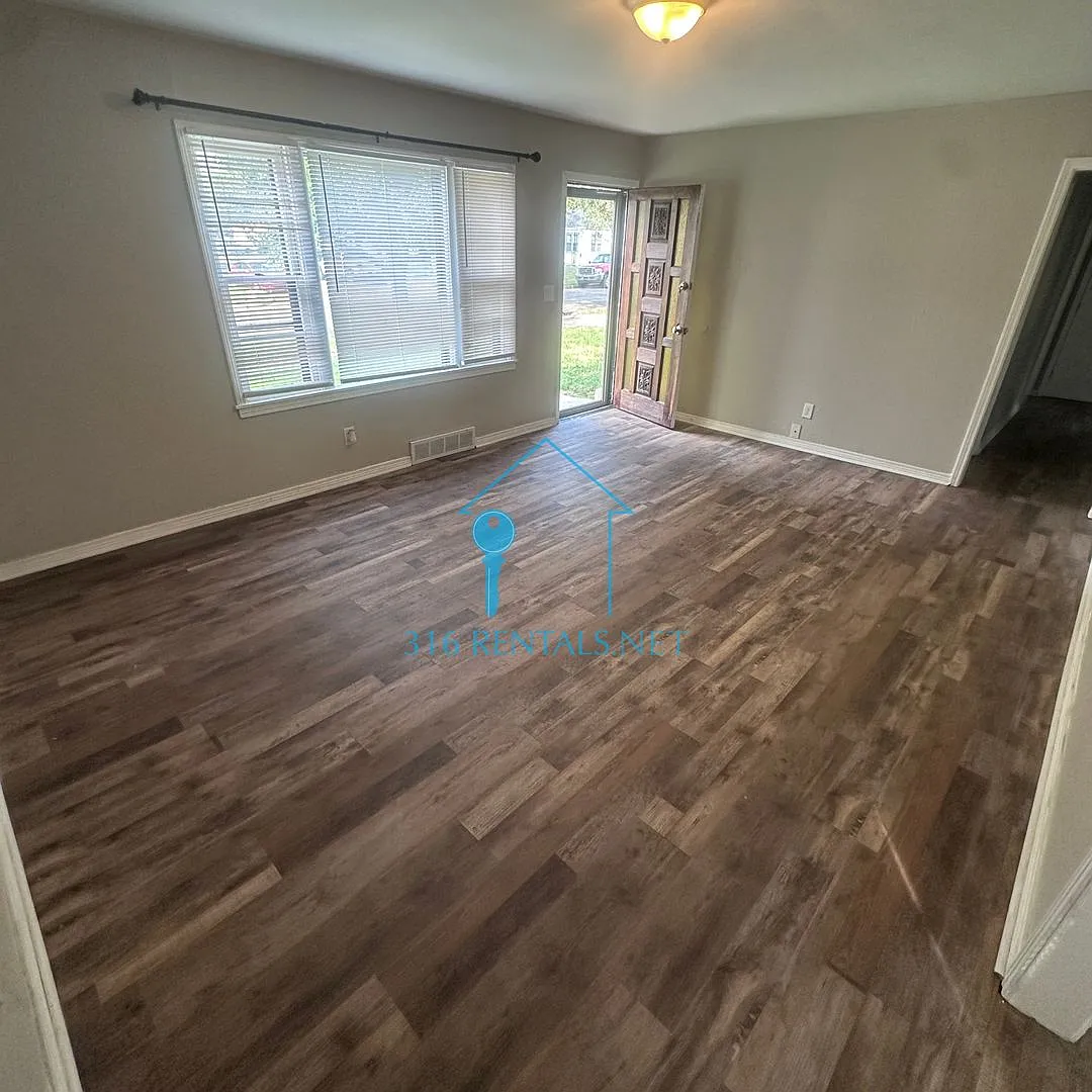 $1200- 3 bed 1 bath - Single Family Home — Photo 3