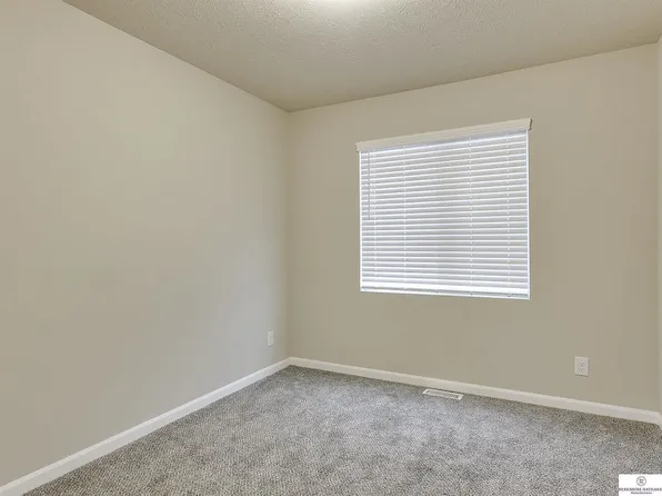 8802 Sunrise St, Omaha, NE 68122