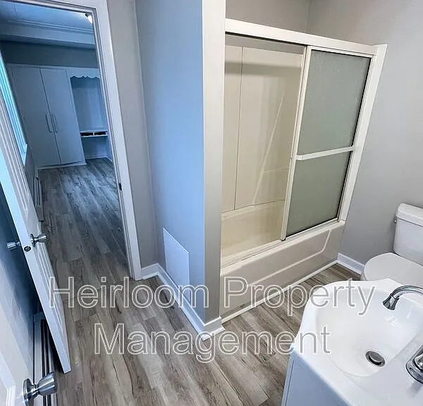 611 E 6th St #1 — Photo 11