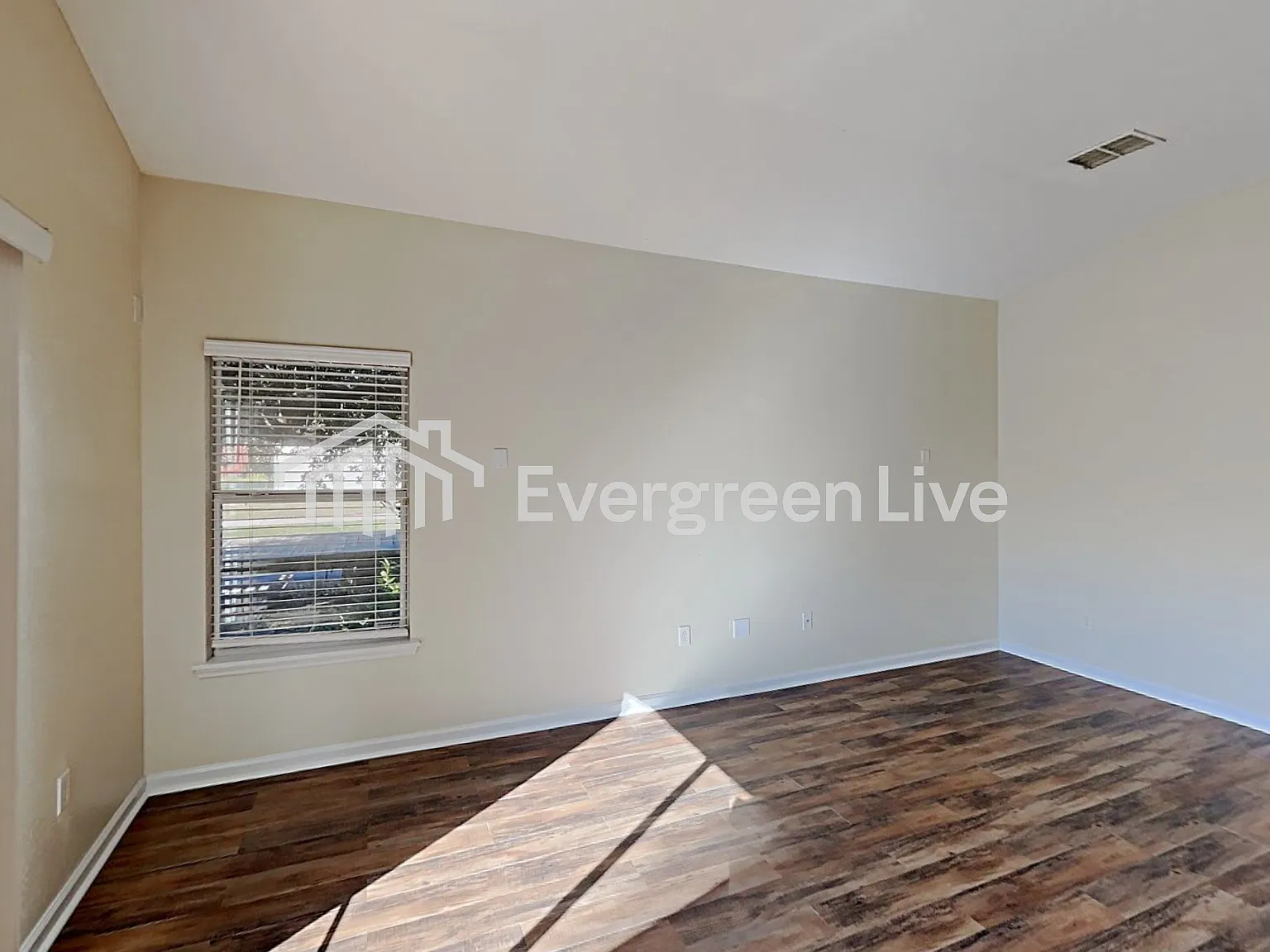 4 bed, 2.0 bath, 2165 sqft, $1,845 — Photo 2