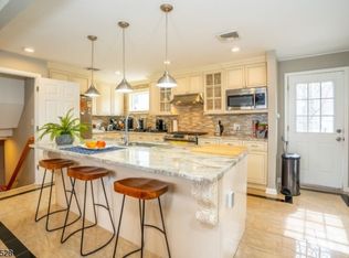 2 Appletree Ln, Morris Plains, NJ 07950