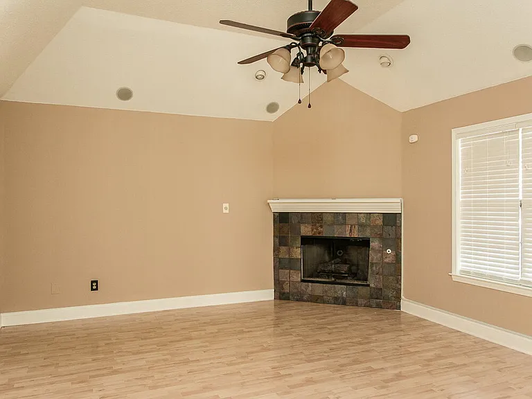 10264 Amanda Dr — Photo 2