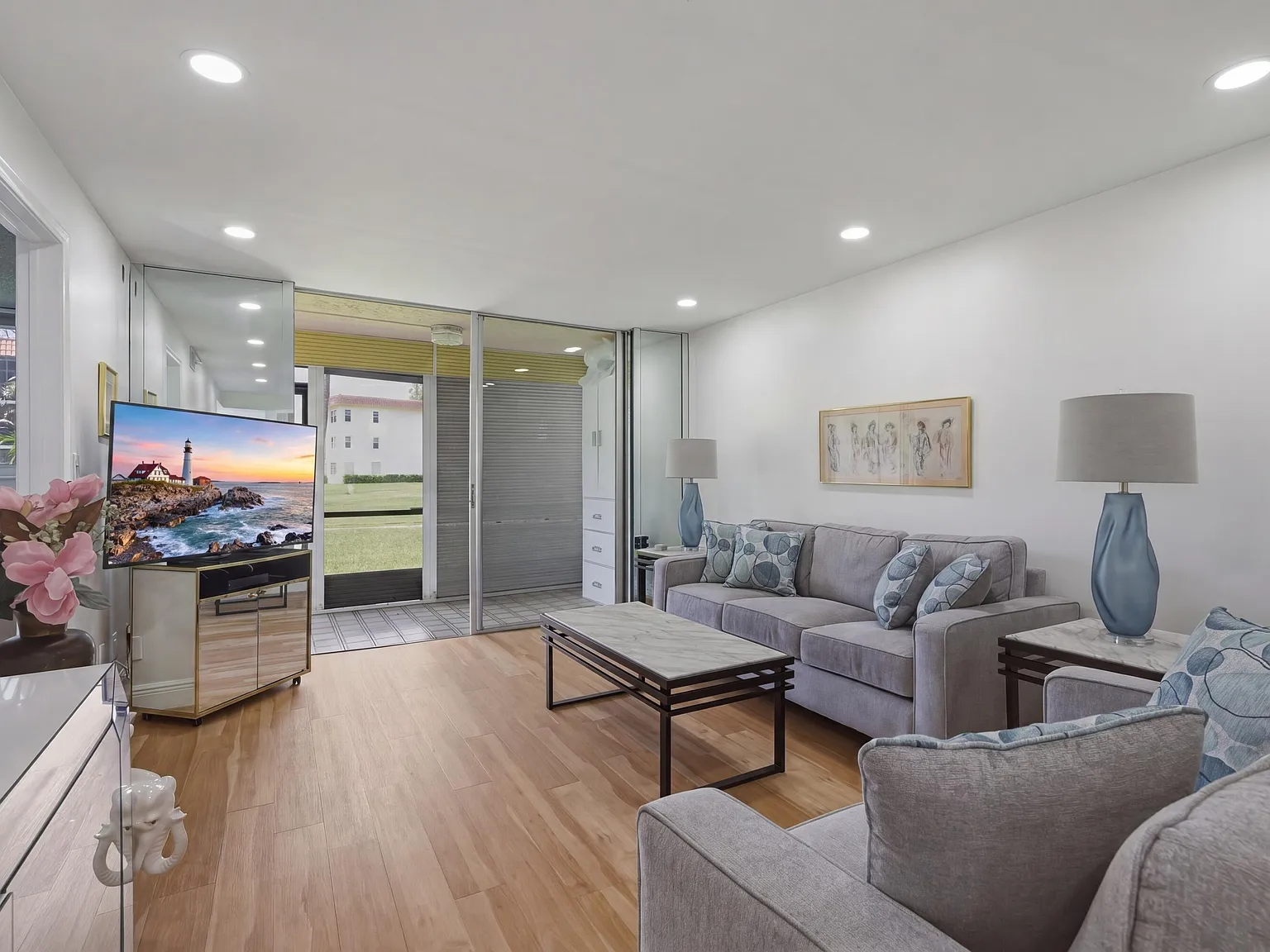 1 bed, 2.5 bath, 900 sqft, $1,650 — Photo 2