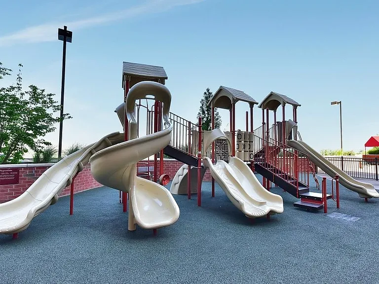 616 Harmon Cove Tower — Photo 3
